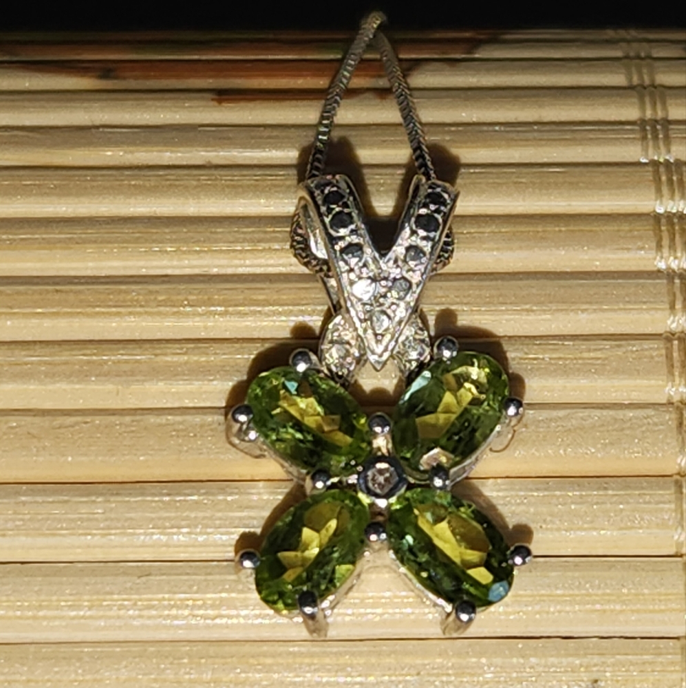 Women's 925 Shamrock Peridot Necklace.